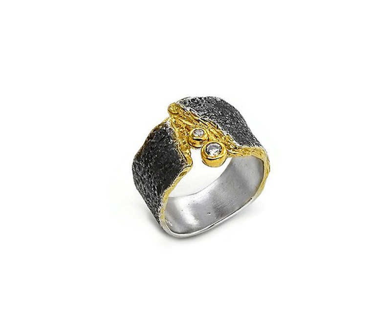 Ring aus vergoldetem, oxidiertem Silber mit weißen Saphiren