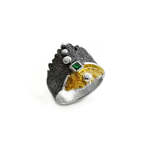 Ring aus oxidiertem und vergoldetem Silber mit Smaragd
