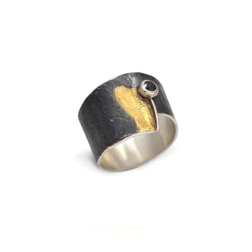 Ring aus vergoldetem, oxidiertem Silber mit schwarzem Diament