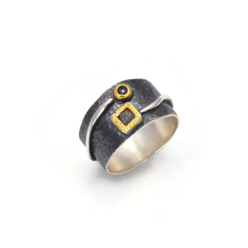 Ring aus vergoldetem, oxidiertem Silber mit Diamanten