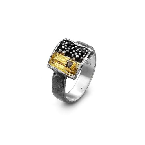 Ring aus vergoldetem, oxidiertem Silber mit Diamant